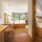 Natur- & Wanderhotel Tuxertal トゥクス