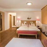 Natur- & Wanderhotel Tuxertal Тукс