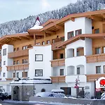 Natur- & Wanderhotel Tuxertal Отель Тукс