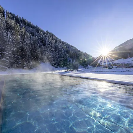 Natur- & Wanderhotel Tuxertal トゥクス