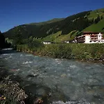 호텔 Natur- & Wanderhotel Tuxertal 턱스