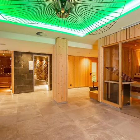 Natur- & Wanderhotel Tuxertal 호텔 4*